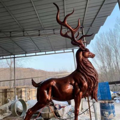 古铜色鹿雕塑加工厂家，鹿雕塑价格